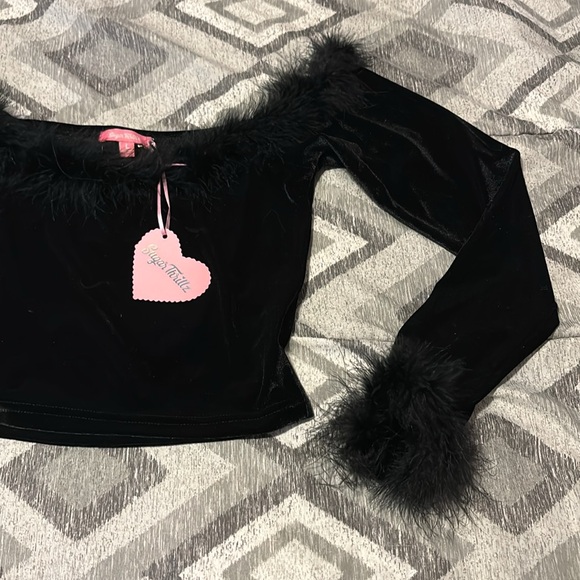 Sugar Thrillz Blafk off the shoulder crop top with fuzzy trim - Picture 6 of 8